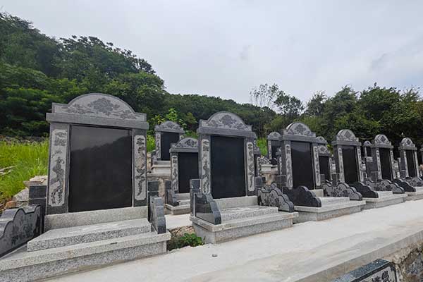清东陵公墓，古塔巍峨耸云端，钟声悠扬佑吉祥