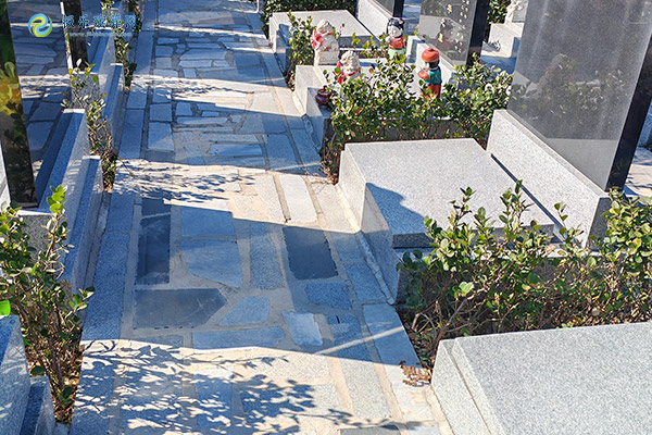 北京陵园墓碑的朝向需要根据死者的生辰八字吗？